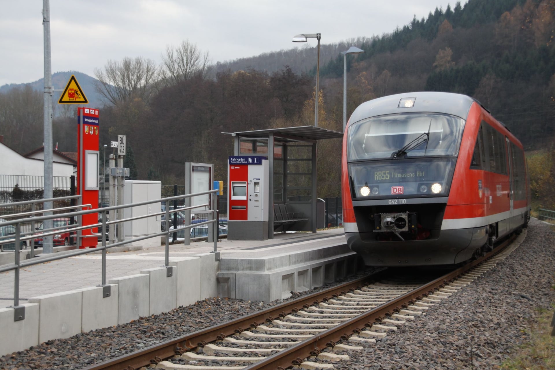 Zug hält an einem Personengleis