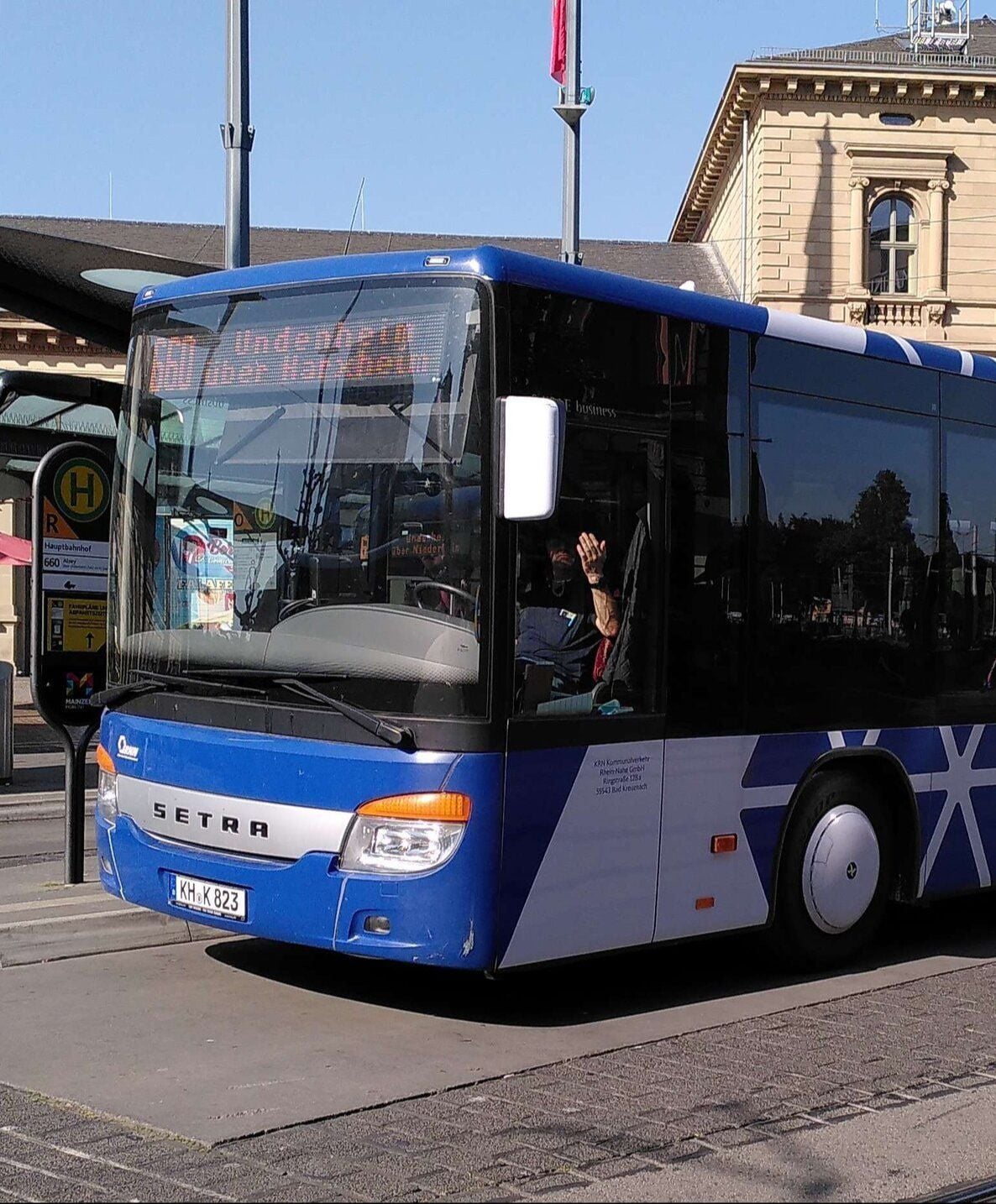 Blau-weißer Bus in Innenstadt