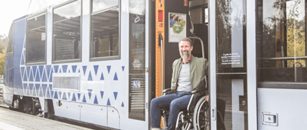 Ein Mann im Rollstuhl verlässt den Zug