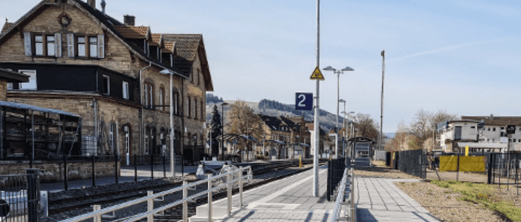 Bahnstation im Sonnenschein