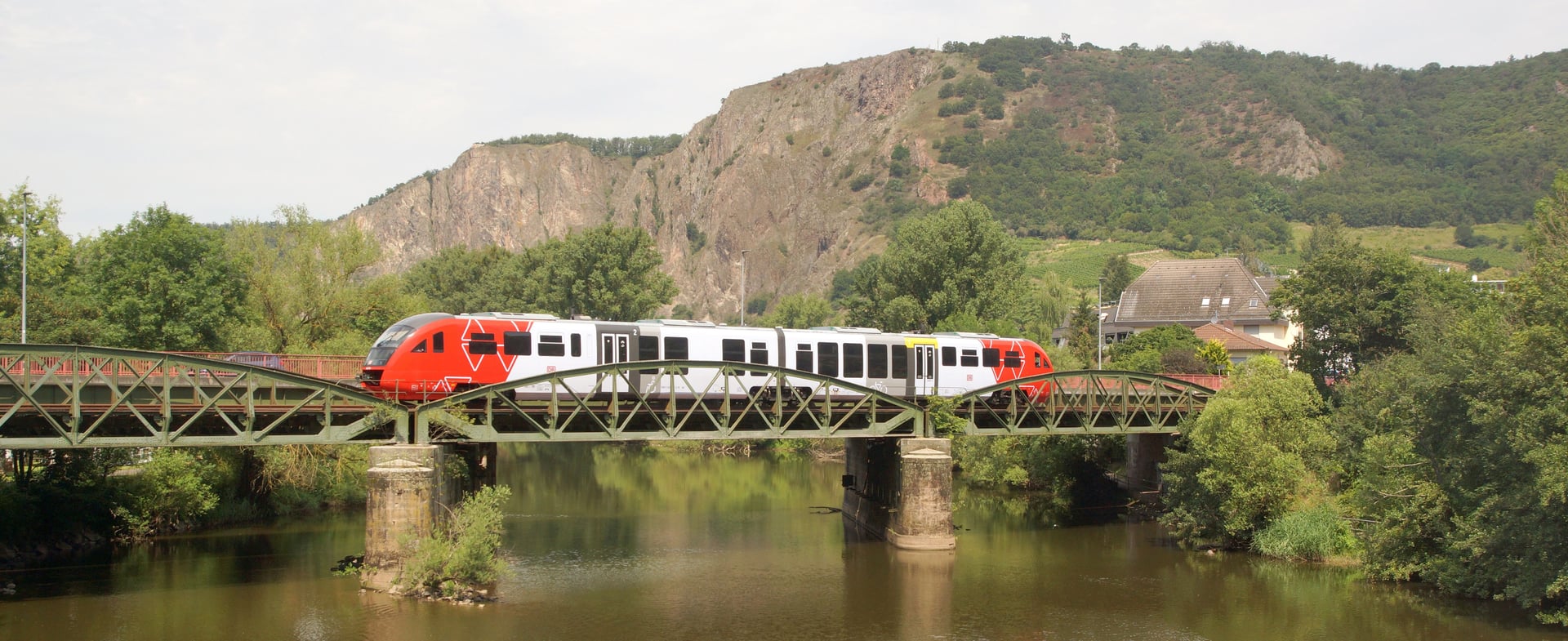 Regionalzug auf einer Brücke