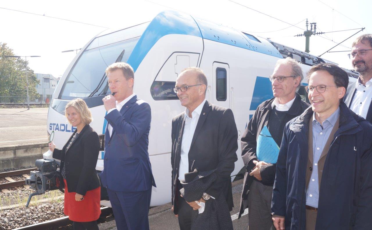 Mobilitätsministerin Eder und Bahnchef Lutz erteilen den Abfahrtsauftrag, begleitet von Dr. Fritz Brechtel, Beigeordneter Alexander Thewalt, Verbandsdirektor Michael Heilmann und Steffen Obst von Stadler.